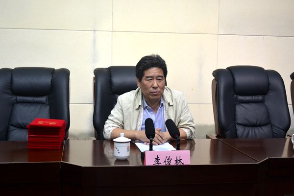 县人大常委会副主任李俊林主持会议并讲话,各乡镇人大主席,县人大宣传